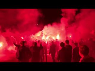 Aankomst spelersbus FC Utrecht na winst play-offs