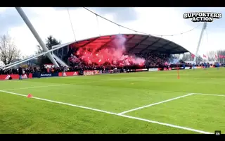 Ajax-Ultras bij training in aanloop naar Klassieker
