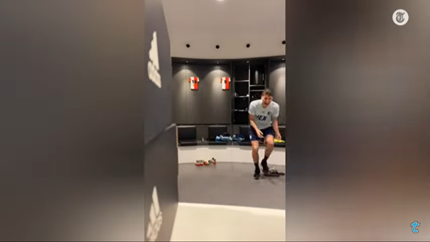 Voetbalhumor: Til giert het uit na kleedkamergrap