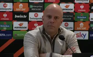 Arne Slot aangeslagen na weer een nederlaag tegen AS Roma